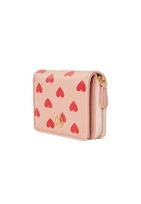 Roze leren portemonnee met een patroon van rode harten, een gouden logoaccent en een ritscompartiment aan een kant. Compact ontwerp.
