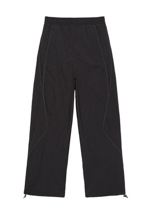 Pantaloni da tuta neri a taglio ampio con vita elastica, tasche laterali, sottili cuciture curve e coulisse regolabili alle caviglie.