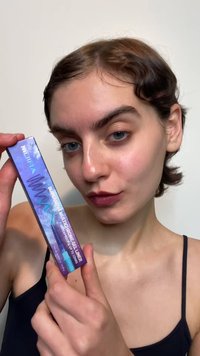 Lilla emballasje for en vannfast eyeliner med et teksturert design, med produktnavn og bruksinformasjon tydelig vist.