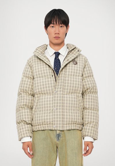 Beige und hellgrüner karierten Puffjacke mit knopflosem Frontverschluss, Kapuze und strukturierter Stoff für Isolierung.