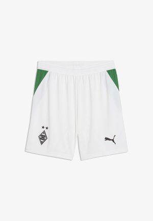 Białe krótkie spodenki sportowe z zielonymi panelami bocznymi, czarne logo Puma na prawej nodze oraz herb klubu Borussia Mönchengladbach z dwoma gwiazdkami na lewej nodze.