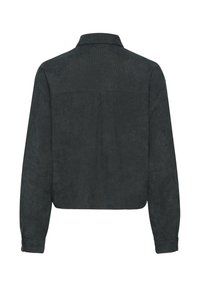 Gekürzte schwarze Jacke aus weichem Material, mit spitzem Kragen, langen Ärmeln und geknöpften Manschetten. Glatte Textur, schlichtes Design.