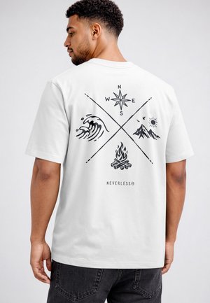 Mann trägt weißes T-Shirt mit schwarzen Symbolen von Kompass, Welle, Berg, Lagerfeuer und dem Schriftzug „NEVERLESS“ auf dem Rücken.