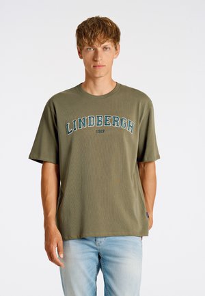 T-shirt vert olive à manches courtes avec "LINDENBERGH 1927" imprimé en bleu sur la poitrine, fabriqué en tissu en coton doux.