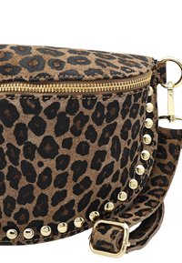 Sac en imprimé léopard en daim. Doté d'une fermeture éclair dorée, d'accents d'étoile dorés sur le côté et d'une bandoulière ajustable. Forme arrondie.