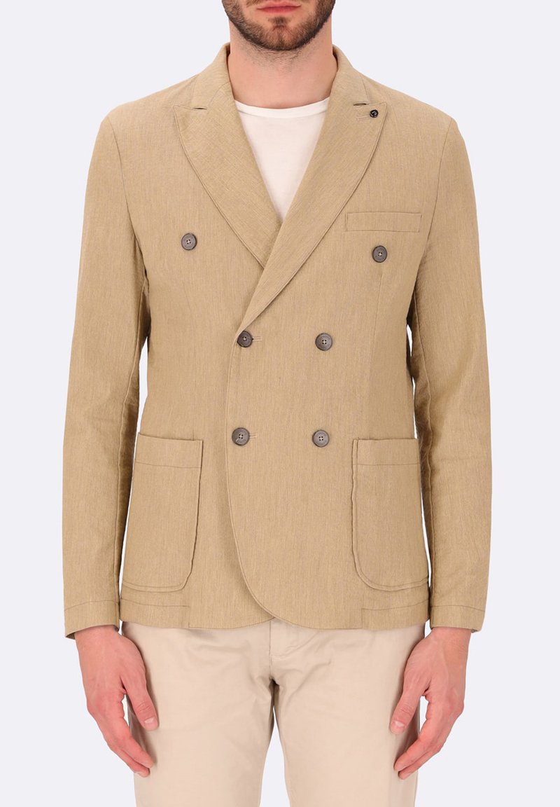 Giacca beige doppiopetto con rever a scollo, due tasche frontali e bottoni scuri; realizzata in tessuto testurizzato. Design leggero.