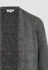 Sweter robiony na drutach w kolorze ciemnoszarym i jasno szarym, z teksturą prążkowaną, otwarty z przodu i subtelnymi detalami wzoru. Etykieta marki widoczna przy dekolcie.