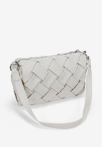 Bolso tejido de color gris claro con forma rectangular, cierre de cremallera y correa removible. Presenta una textura suave y un brillo sutil.