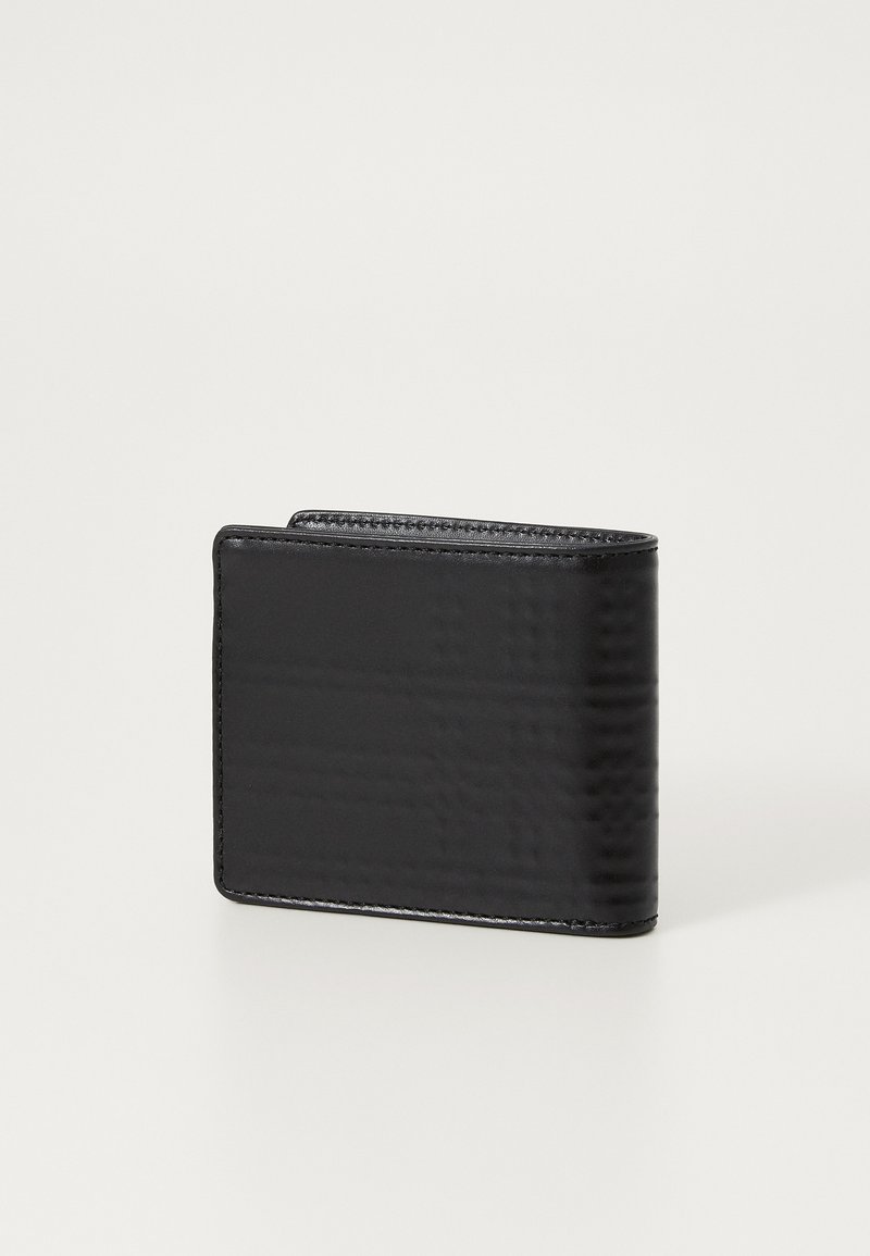 Svart läderplånbok med en texturerad yta, bifold-design och sydda kanter för hållbarhet. Kompakt och slank form.