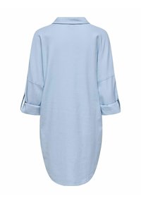 Robe chemise bleu clair en tissu doux, avec un col, des manches trois-quarts et un ourlet arrondi. La vue de dos ne montre aucun détail supplémentaire.