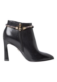 Svart läderankelstövel med spetsig tå, hög stilettklack och dekorativt gyllene blixtlås med ett band med pärldetaljer runt toppen.