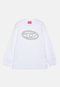 T-shirt bianca a maniche lunghe in cotone, con logo a contorno nero sul fronte e etichetta rossa al collo. Design semplice.