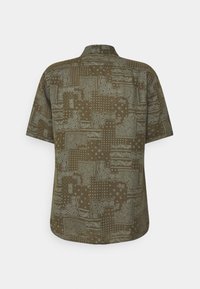 Korte mouwen shirt in olijfgroen met een patroonontwerp dat paisley, stippen en geometrische vormen op een gestructureerde stof bevat.