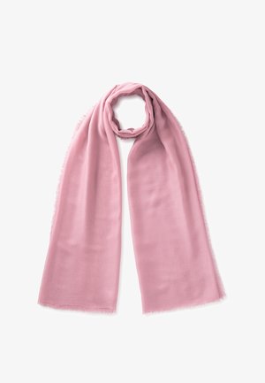 Měkký růžový obdélníkový šátek s mírně třepenými okraji, volně zatočený nahoře na bílém pozadí.