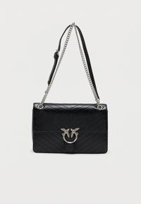 Musthave muströöpudest kott, millel on hõbedane ümmargune riistvara ja dekoratiivsed tiivad. Omab kahetasandilisi rihmu: üks ketiliste ja teine nahast.