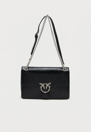 Juodas pričiuožtas rankinės su sidabro spalvos apvalia furnitūra ir dekoratyvinėmis sparnais. Savybės: dvi rankenos: viena grandinėlė ir viena odinė.