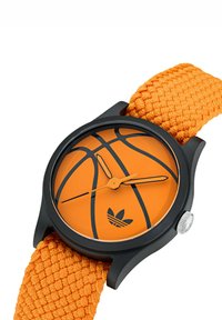 Reloj temático de baloncesto naranja con una caja redonda negra, correa de tejido naranja texturizado y acentos negros en la esfera.