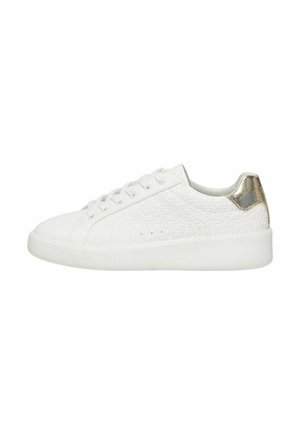 Hvid lavtop sneakers med tekstureret side mønster, hvide snørebånd, tyk sål og metallisk guld hæl accent.