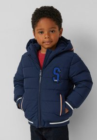 Marineblaue gefütterte Jacke mit Kapuze, gesteppte Optik, Reißverschluss und Seitentaschen. Mit weißen und orangen Streifenakzenten ausgestattet.
