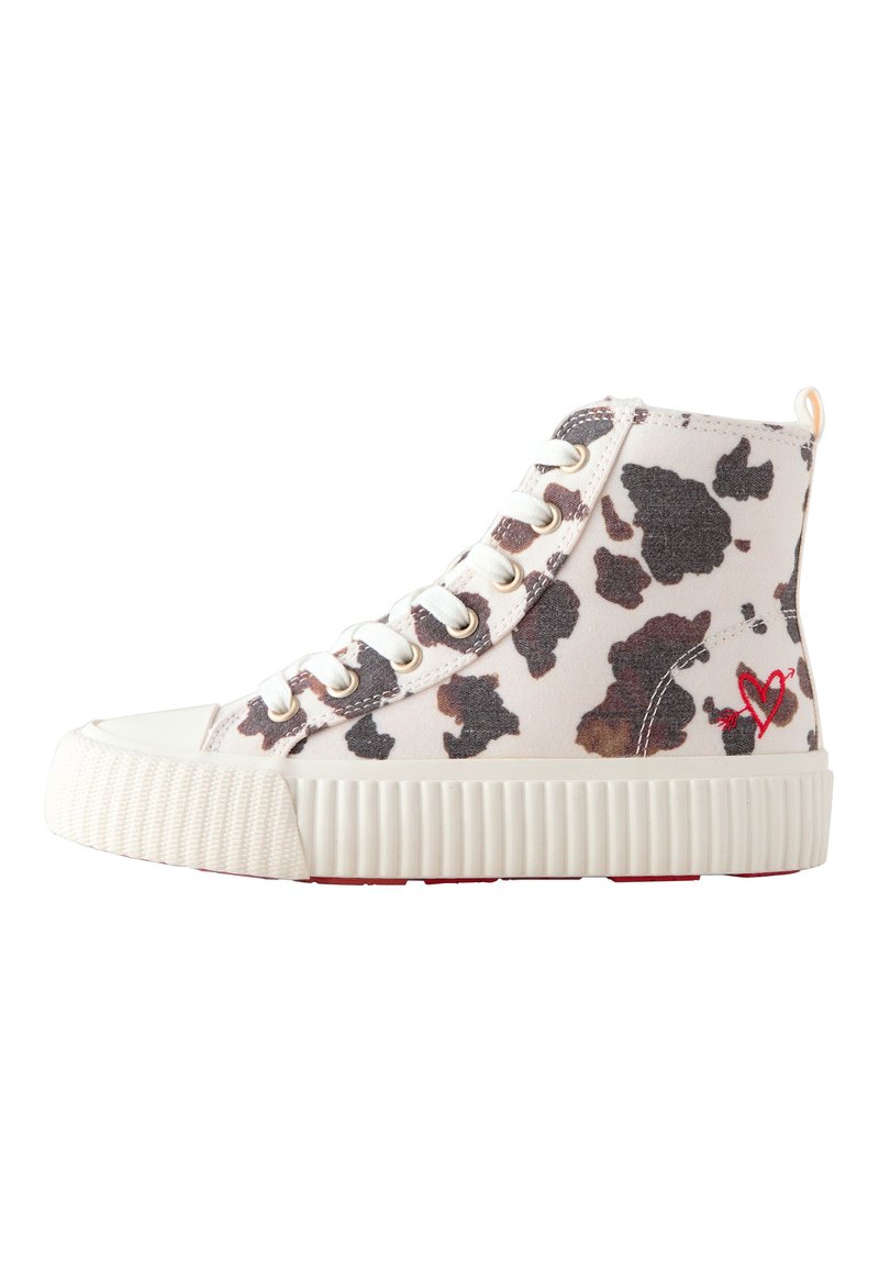 Aukšto profilio sportbačiai su karvės rašto dizainu rudos spalvos atspalviais ant šviesaus fono, su tekstūruotu baltu guminio pado sluoksniu ir raudonomis detalėmis.