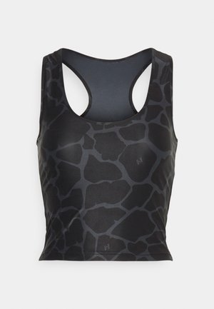 Fekete sportos ujjatlan felső, texturált zsiráfmintával, versenyhát kialakítással és sima anyagból készült. Feszes sziluett jellemzi, kerek nyakkivágással.