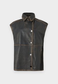 Gilet in pelle nera senza maniche, con un colletto alto, bottoni a scatto sul davanti e una tasca laterale su uno sfondo bianco.