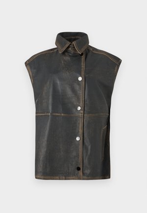 Gilet en cuir noir usé sans manches avec un col haut, des boutons-pression à l'avant, et une poche sur le côté sur fond blanc.