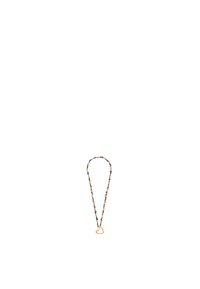 Collar de cuentas coloridas que presenta varias cuentas pequeñas y un colgante en forma de corazón dorado en el centro.
