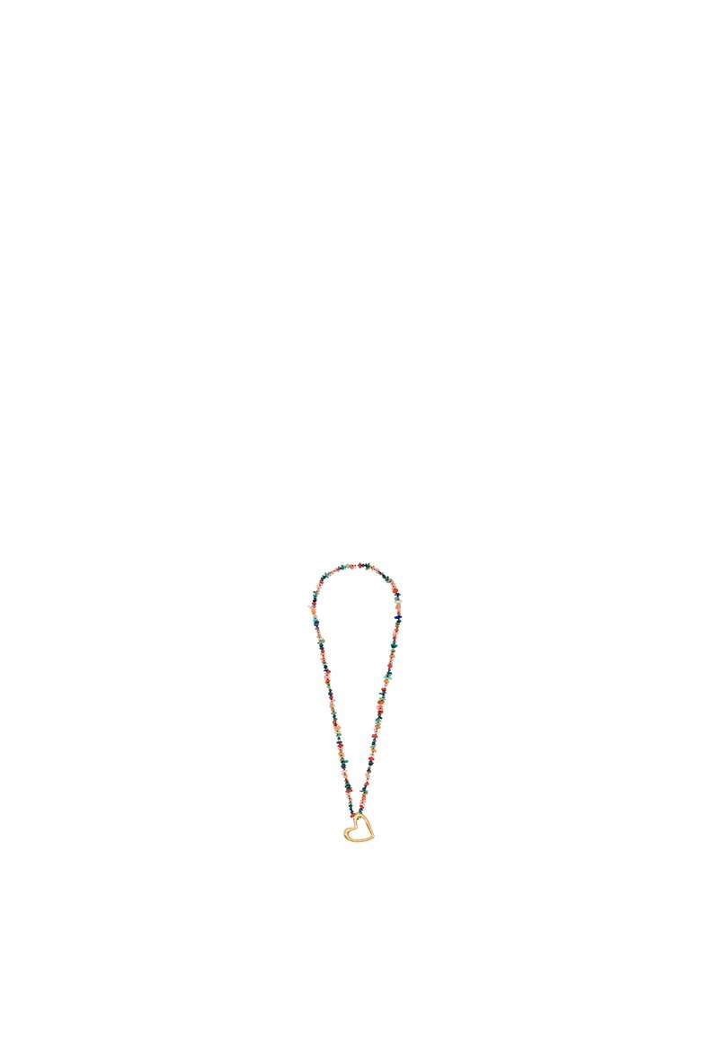 Collar de cuentas coloridas que presenta varias cuentas pequeñas y un colgante en forma de corazón dorado en el centro.
