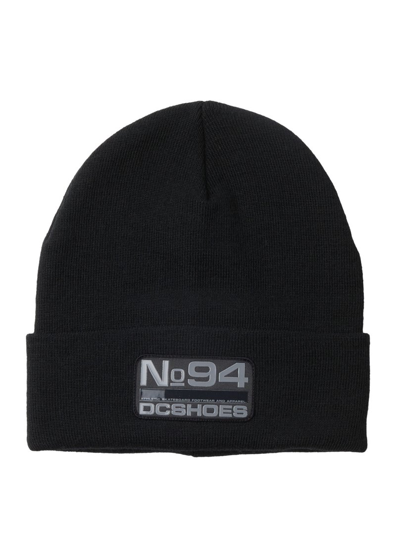 Černá pletená čepice s ohnutým lemem, s obdélníkovou šedou nášivkou, na které je v bílé barvě vyraženo "No94 DC Shoes". Měkký, elastický materiál.