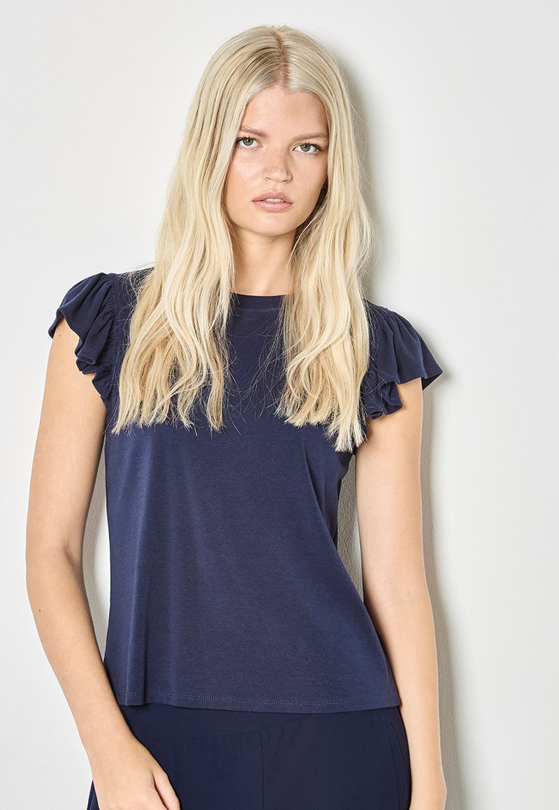 T-shirt bleu marine à manches courtes avec détails à volants aux épaules, fabriqué en tissu doux, doté d'une coupe décontractée et d'un col rond.