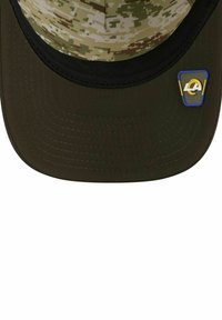 Grün camouflagefarbener Hut mit schwarzem Band, flachem Schild und einem blauen und grauen Logo-Patch an der Seite. Glatter Stoff mit genähten Nähten.