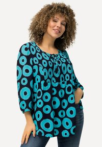 Blauw en zwart gestreept top met cirkelvormige ontwerpen, een scoop halslijn met een strikdetail en driekwart mouwen.