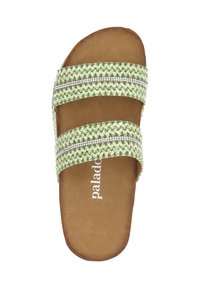 Groene, geweven slipper met twee gevlochten banden en decoratieve zilveren accenten. Zachte, bruine voetbed met het logo van het merk. Plat ontwerp.