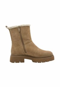 Botines beige de ante texturizado, con forro de crema esponjoso, dos cremalleras laterales y una suela marrón gruesa con un patrón de tacos.