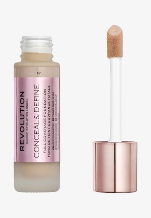Revolution Conceal & Define foundation i en genomskinlig flaska med en rosa etikett. Innehåller en vit applikatorstav med en mjuk svamp spets.