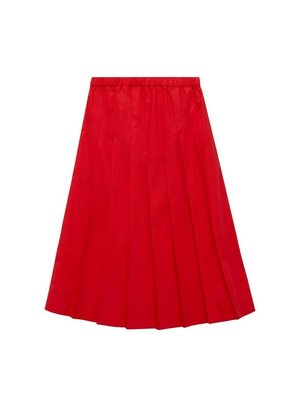 Gonna rossa plissettata con vita elastica, realizzata in tessuto leggero, caratterizzata da una texture liscia e una lunghezza fino al ginocchio.