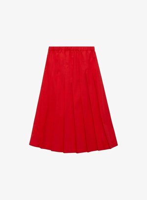 Czerwona plisowana spódnica z elastycznym pasem, wykonana z lekkiego materiału, cechująca się gładką fakturą i długością do kolan.