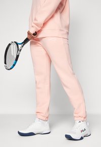 Björn Borg ESSENTIAL PANTS - Treniņtērpa apakšdaļas - apricot blush