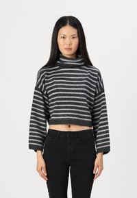 Maglione dolcevita accorciato grigio scuro con strisce grigio chiaro, dotato di maniche lunghe e realizzato in un morbido tessuto lavorato a maglia.