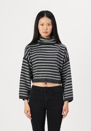 Maglione dolcevita accorciato grigio scuro con strisce grigio chiaro, dotato di maniche lunghe e realizzato in un morbido tessuto lavorato a maglia.