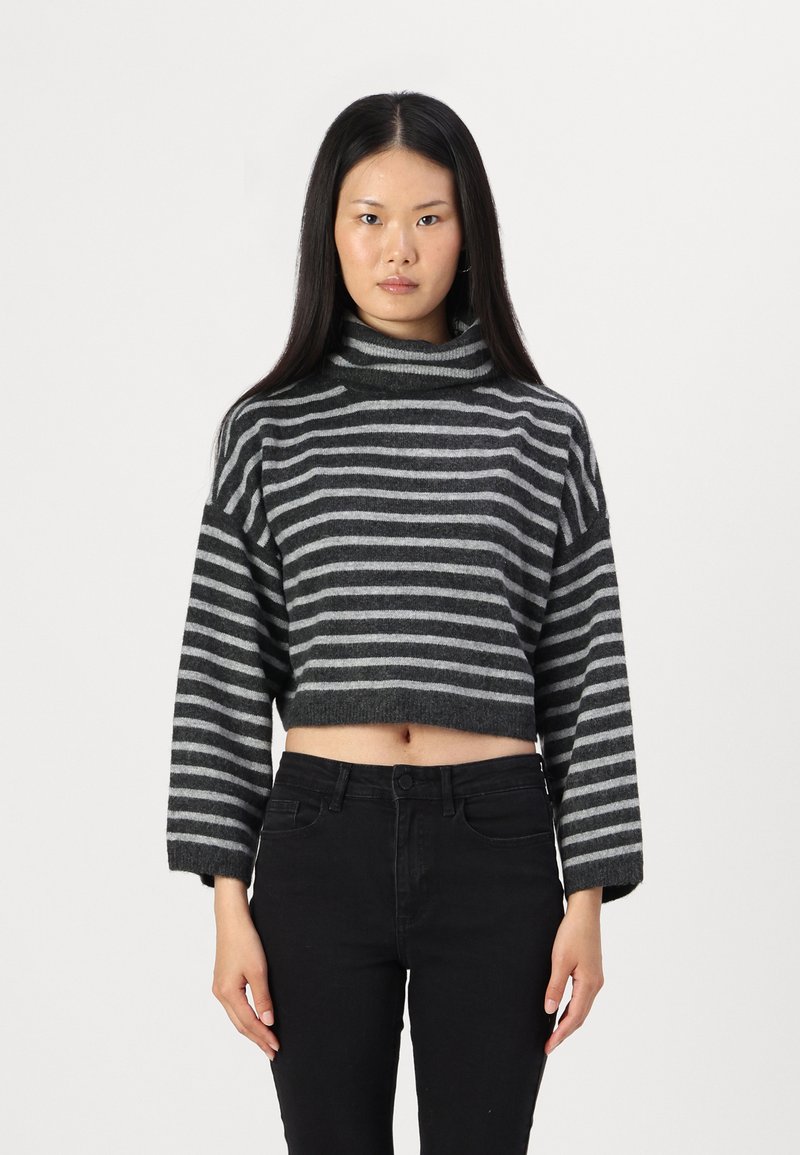 Maglione dolcevita accorciato grigio scuro con strisce grigio chiaro, dotato di maniche lunghe e realizzato in un morbido tessuto lavorato a maglia.