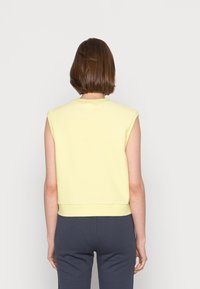 adidas Originals VEST - T-shirt estampada - pulse yellow