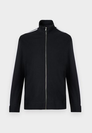 Μαύρο τζάκετ με φερμουάρ και ρίγες σε λευκό στα ώμους και τα μανίκια, με γιακά που στέκεται όρθιος και μακριά μανίκια.