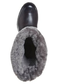 Tmavě hnědá kožená bota s šedou umělou kožešinou. Límec je široký a měkký, s prošitým švem podél okraje.