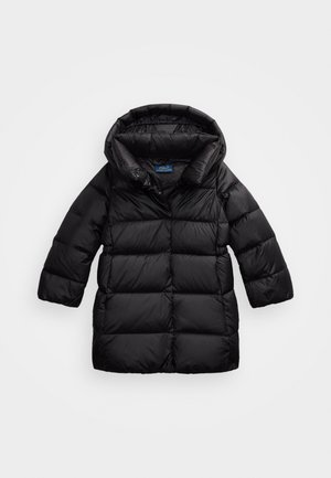 Long manteau d'hiver noir matelassé avec capuche, quilting horizontal et fermeture éclair frontale, posé à plat sur fond blanc.