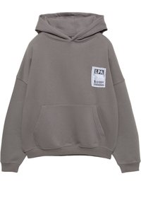 Grå hoodie med framficka, lös passform och ribbade ärmar. Har en vit broderad etikett på bröstet för varumärkesprofilering och detalj.