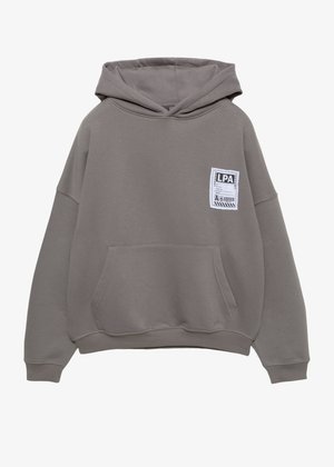 Grauer Hoodie mit einer Kängurutasche, lockerer Passform und gerippten Bündchen. Besitzt ein weiß gesticktes Label auf der Brust für Branding und Details.