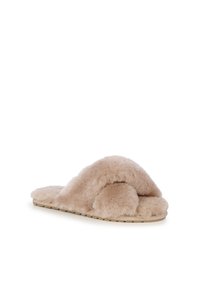 Pantofole beige pelose con design a fascia incrociata, texture morbida e suola piatta. Caratterizzate da uno stile minimalista adatto per l'uso interno.
