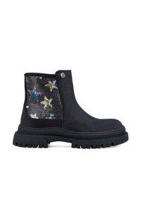 Botín negro con un exterior de ante suave, suela de goma texturizada y un reverso con lentejuelas y patrones de estrellas multicolores.